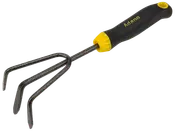 Håndhavekultivator med tre solide metal-tænder, ergonomisk sort og gul håndtag, og Adano-logo. Perfekt til at løsne jord og fjerne ukrudt i små bede.