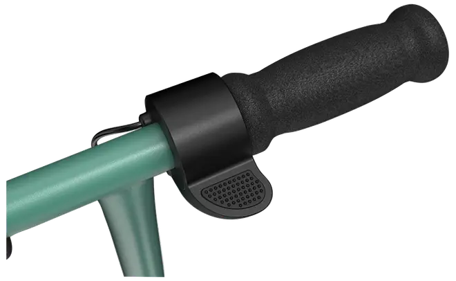 Nærbillede af sort, tekstureret styrgreb med tommelfinger-gashåndtag på grøn metalstang. Ergonomisk design, velegnet til løbehjul eller el-cykler for komfortabelt greb.