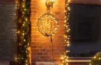 Utomhus dekorativ ljussfär med varmvita LED-ljusslingor, avsedd för upphängning. Passar för festlig eller säsongsbetonad dekoration, väderbeständig, med synlig svart sladd.