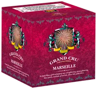 Grand Cru Fireworks Marseille: 36-skuds fyrværkerikage med blå, guld, rød, grøn, sølv og glitrende stjerner. Dekorativ rød æske med våbenskjold og produktinformation.