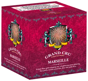 Grand Cru Fireworks Marseille: 36-skuds fyrværkerikage med blå, guld, rød, grøn, sølv og glitrende stjerner. Dekorativ rød æske med våbenskjold og produktinformation.