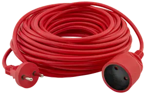 Röd förlängningssladd med europeisk stickpropp och ett uttag, prydligt upprullad. Passar för inomhus- eller utomhusbruk. Hållbar och flexibel isolering.