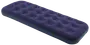 Enkel uppblåsbar luftmadrass i mörkblått med mjuk, sammetsliknande yta och fördjupade luftfickor. Lätt och portabel, passar för camping eller gäster.