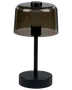 Moderne bordlampe med rund sort fod, slank sort stang og bred, røgfarvet glasskærm. Minimalistisk design, der passer til moderne indretning. Strømafbryder på stangen.