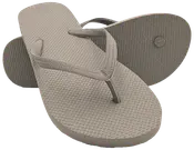 Grå flip-flops med texturerad fotbädd och sula, enkel tårem. Lätta och avslappnade skor, passar strand eller vardag. Halkfri sula för extra komfort.