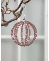 Rund hängande dekoration av korsande metallringar täckta med rosa pärlor, bildar en glittrande öppen sfär. Levereras med silverfärgad upphängningsögla.