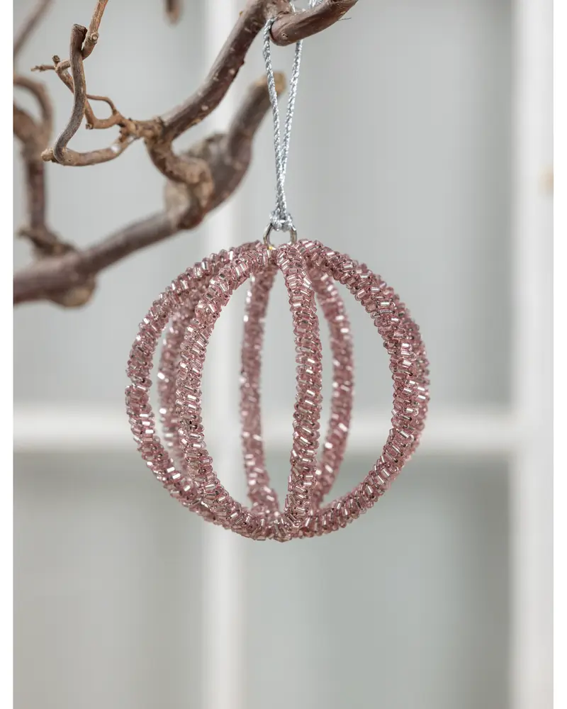 Rund hängande dekoration av korsande metallringar täckta med rosa pärlor, bildar en glittrande öppen sfär. Levereras med silverfärgad upphängningsögla.