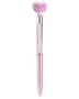 En kuglepen med en metallisk lyserød nederste del, en gennemsigtig øvre sektion fyldt med små lyserøde krystaller og en stor facetslebet lyserød hjerteformet sten på toppen. Kuglepennen har en blank sølvfarvet detalje mellem sektionerne, hvilket giver den et dekorativt og elegant udseende.