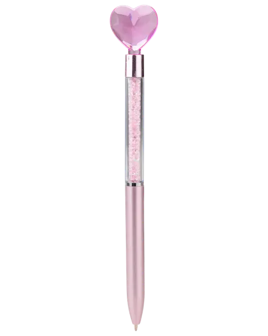 En kuglepen med en metallisk lyserød nederste del, en gennemsigtig øvre sektion fyldt med små lyserøde krystaller og en stor facetslebet lyserød hjerteformet sten på toppen. Kuglepennen har en blank sølvfarvet detalje mellem sektionerne, hvilket giver den et dekorativt og elegant udseende.