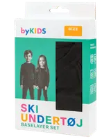 Svart underställsset för barn, med långärmad tröja och byxor. Mjukt, stretchigt tyg för värme och komfort. Levereras i färgglad förpackning med produktfönster och storleksmärkning.