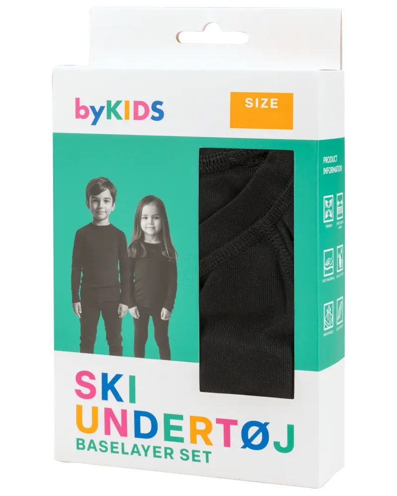 Svart underställsset för barn, med långärmad tröja och byxor. Mjukt, stretchigt tyg för värme och komfort. Levereras i färgglad förpackning med produktfönster och storleksmärkning.