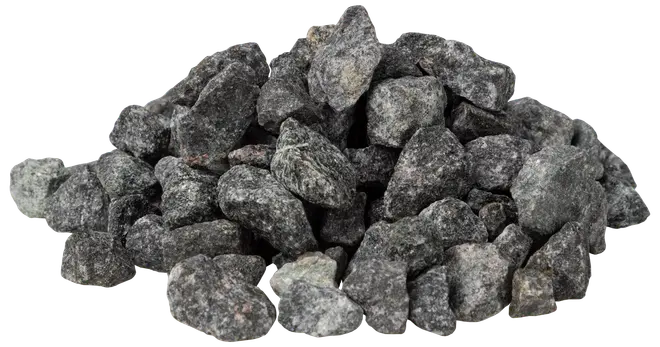 En bun mørkegrå, ujævnt formede granitsten, ofte brugt til haveanlæg, indkørsler eller byggeprojekter. Stenene varierer i størrelse og har en ru, naturlig overflade.