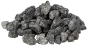 En bun mørkegrå, ujævnt formede granitsten, ofte brugt til haveanlæg, indkørsler eller byggeprojekter. Stenene varierer i størrelse og har en ru, naturlig overflade.