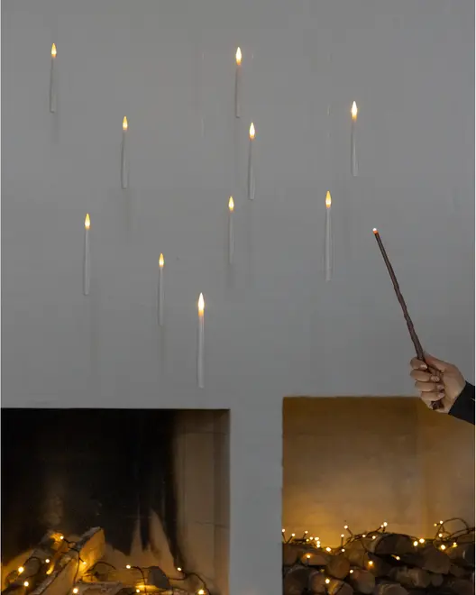 Sæt med svævende LED-lys med varm gul flamme, hængt op med gennemsigtige snore. Perfekt til magisk eller tematisk dekoration, batteridrevet og sikker, fjernbetjening medfølger.