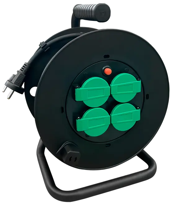 Sort kabelrulle med fire grønne dækkede stikkontakter, rød reset-knap, solid håndtag og metalstativ. Velegnet til udvidelse af strømforbindelser i værksted, garage eller udendørs.
