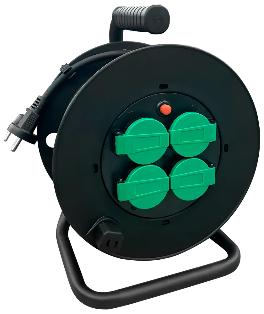Sort kabelrulle med fire grønne dækkede stikkontakter, rød reset-knap, solid håndtag og metalstativ. Velegnet til udvidelse af strømforbindelser i værksted, garage eller udendørs.