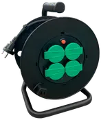 Sort kabelrulle med fire grønne dækkede stikkontakter, rød reset-knap, solid håndtag og metalstativ. Velegnet til udvidelse af strømforbindelser i værksted, garage eller udendørs.