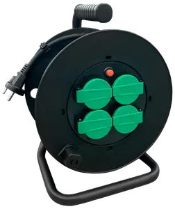 Sort kabelrulle med fire grønne dækkede stikkontakter, rød reset-knap, solid håndtag og metalstativ. Velegnet til udvidelse af strømforbindelser i værksted, garage eller udendørs.