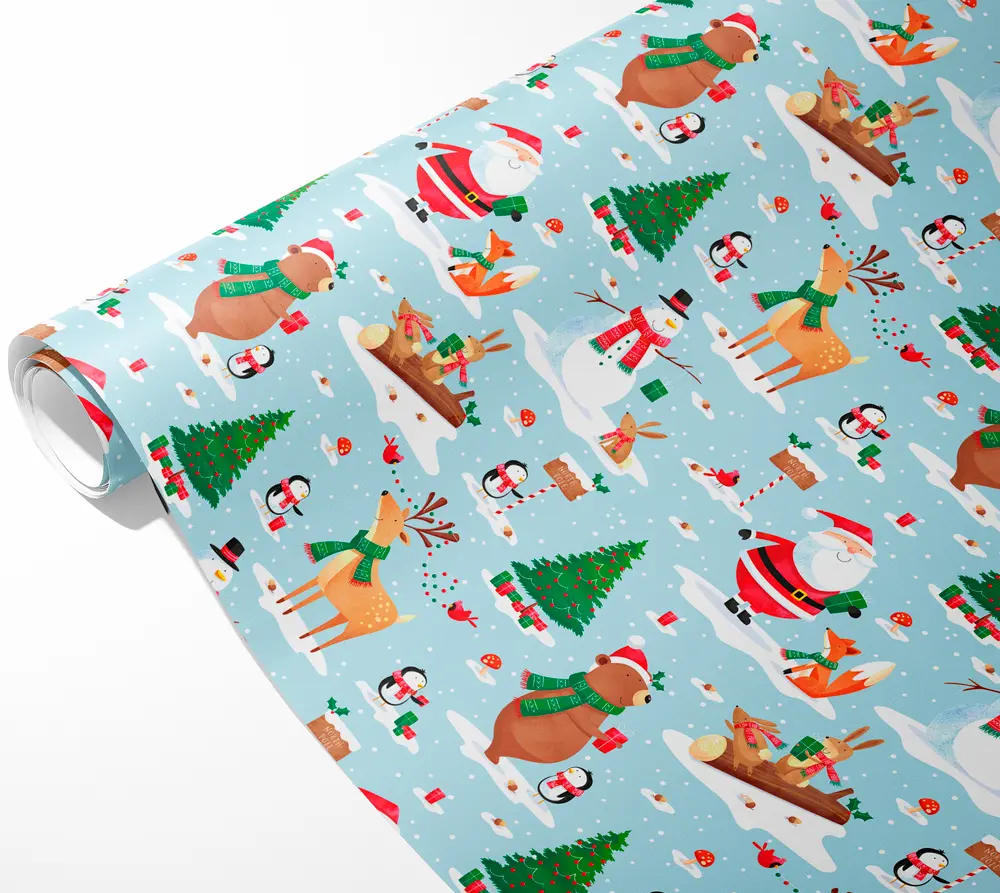 Ljusblått julklappspapper med festliga illustrationer av tomte, renar, snögubbar, pingviner, björnar, rävar, julgranar och paket i färgglad, lekfull tecknad stil.