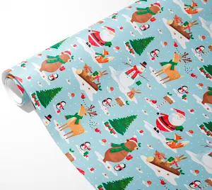Ljusblått julklappspapper med festliga illustrationer av tomte, renar, snögubbar, pingviner, björnar, rävar, julgranar och paket i färgglad, lekfull tecknad stil.