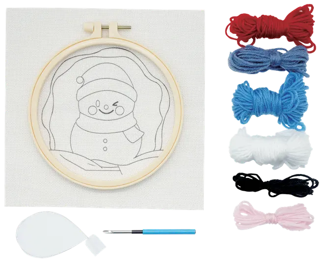 Broderikit med snögubbe på tyg i ram, sex färgade garner, nålträdare och broderinål. Perfekt för nybörjare och julpyssel.