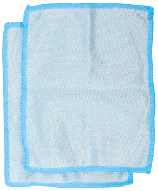 Två ljusblå mikrofiberdukar med blå kant, mjuk yta, passar för dammtorkning, polering och allmän rengöring av olika ytor.