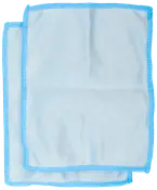 Sæt med to lyseblå mikrofiberklude med blå kant, blød tekstur, velegnet til støv, polering og generel rengøring af forskellige overflader.