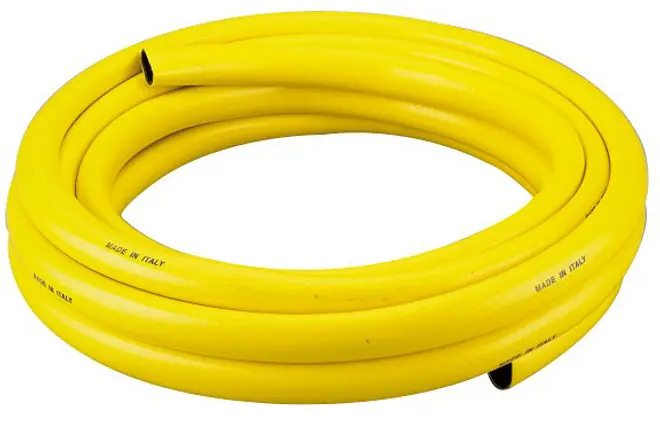 Gul trädgårdsslang i plast, hoprullad och flexibel. Passar för utomhusbevattning. Slät yta, standarddiameter och hållbar. Märkt med 'Made in Italy' längs slangen.