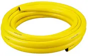 Snoet gul haveslange i fleksibelt plast, egnet til udendørs vanding. Glat overflade, standard diameter og holdbar kvalitet. Teksten 'Made in Italy' står på slangen.
