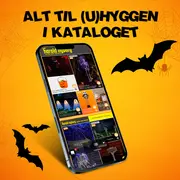 Smartphone viser et Halloween-katalog med uhyggelige dekorationer på orange baggrund, med flagermus, edderkoppespind og sæsonens produktoversigter.