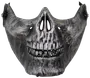 Svart och vit halvmask med dödskallemotiv, detaljerade tänder och näsa, texturerad yta samt elastiska band. Perfekt för maskerader, Halloween eller temafester.