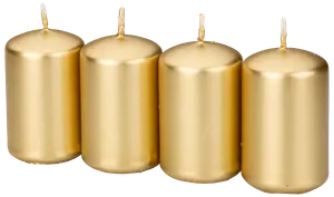 Sæt med fire guldfarvede bloklys med glat, metallisk overflade. Hvert lys er cylindrisk, uden duft og har én væge. Perfekt til dekoration eller fest.