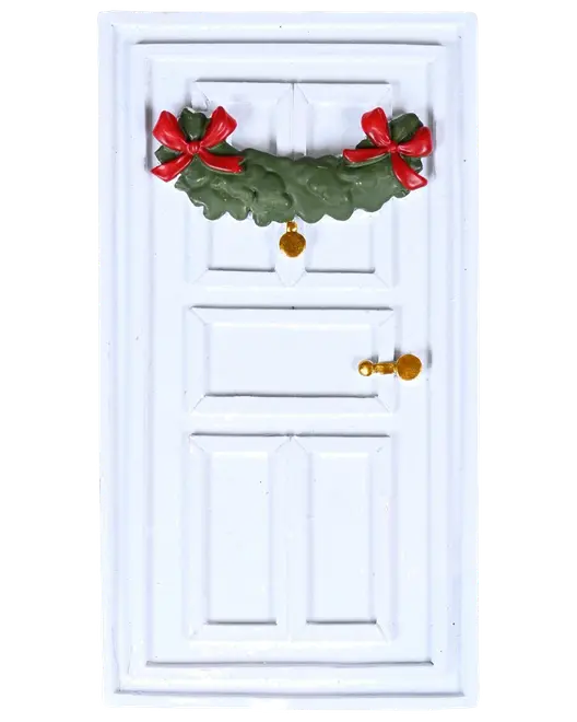 Hvid dekorativ dør med guldfarvet håndtag og klokkeknopper, pyntet med grøn guirlande og to røde sløjfer. Perfekt til juledekoration eller miniatureudstillinger.