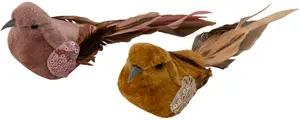 Set med två dekorativa fågelprydnader med mjuka kroppar, paljettprydda vingar och naturtrogna fjädrar. En fågel är rosa, den andra brun. Perfekt för pyssel eller dekoration.