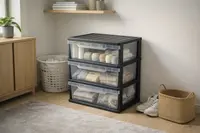 Svart plastförvaringsenhet med tre genomskinliga lådor, perfekt för kläder eller garn. Kompakt, stapelbar design för hem eller kontor.