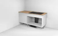 Modern köksbänk med träskiva, inbyggd svart induktionshäll, öppet nedre utrymme för installation och ventilationsgaller längst ner. Vit finish och metallben.