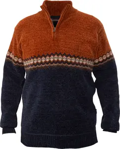 Herrtröja med halv dragkedja, rostorange upptill, marinblå nedtill och mönstrat band över bröst och ärmar. Ribbstickade muddar, fåll och krage. Tjockt, varmt stickat material.