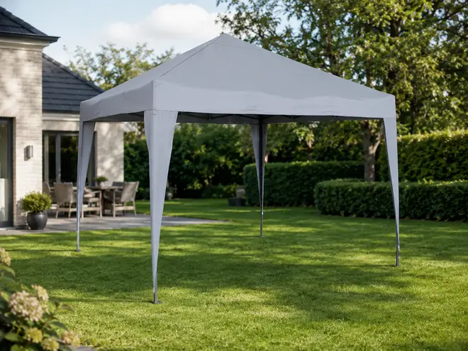Gråt udendørs pavillontelt med fire lige ben og spidst tag, velegnet til have eller terrasse. Giver skygge og ly til udendørs arrangementer.