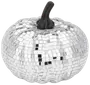 Dekorativ pumpa täckt med små, reflekterande silverfärgade spegelbitar och svart stjälk. Ger ett glittrande discokuleliknande utseende, perfekt för festlig dekoration.