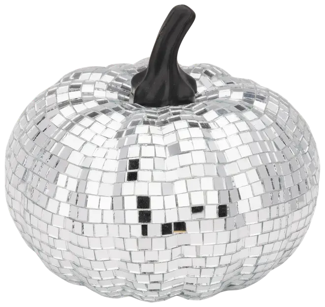 Dekorativ pumpa täckt med små, reflekterande silverfärgade spegelbitar och svart stjälk. Ger ett glittrande discokuleliknande utseende, perfekt för festlig dekoration.