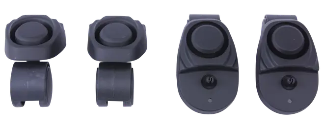 Sæt med fire sorte plast sikkerhedsmærker med runde knapper, designet til tyverisikring i detailhandel. Hvert mærke har låsemekanisme og fastgørelsesområde til varer.