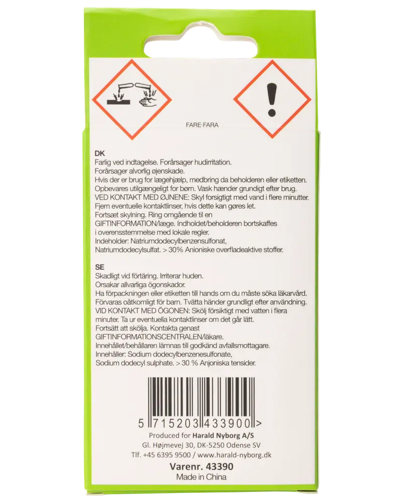 Bagside af rengøringsproduktpakke med advarsler, faresymboler, brugsanvisning, ingredienser, stregkode og producentoplysninger. Tekst på dansk og svensk. Grøn og hvid farve.
