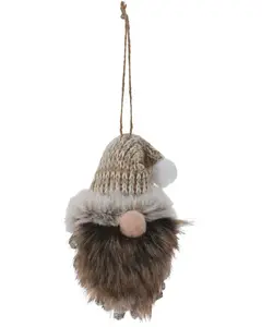 Mjuk tomteprydnad med brun stickad mössa, fuskpäls-skägg, rund näsa och upphängningssnöre. Perfekt för julgran eller heminredning. Mjuk och lekfull design.