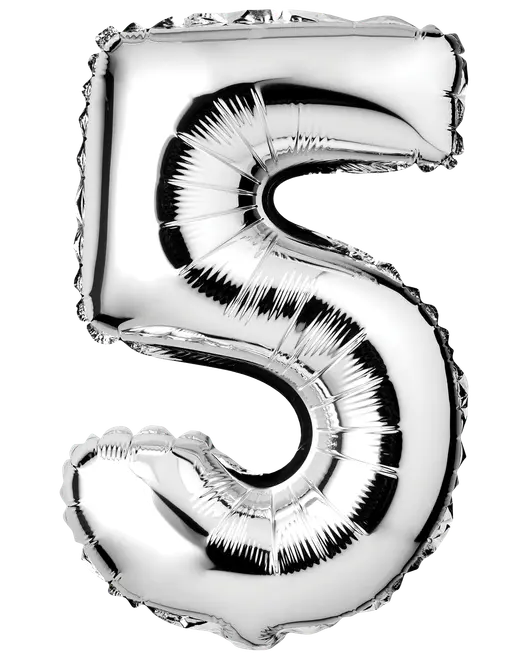 Stor sølvfarvet folieballon formet som tallet 5, med skinnende metalfinish og synlige samlinger, ideel til fødselsdage, jubilæer eller fester.