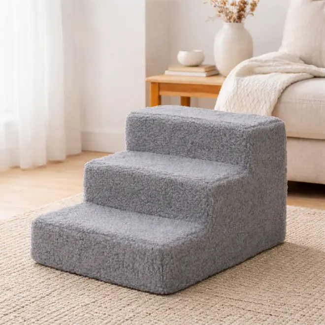 Trepig trappa för husdjur med mjukt, grått plyschöverdrag. Hjälper husdjur att nå högre ytor som sängar eller soffor. Stabil, lätt och passar små eller äldre djur.