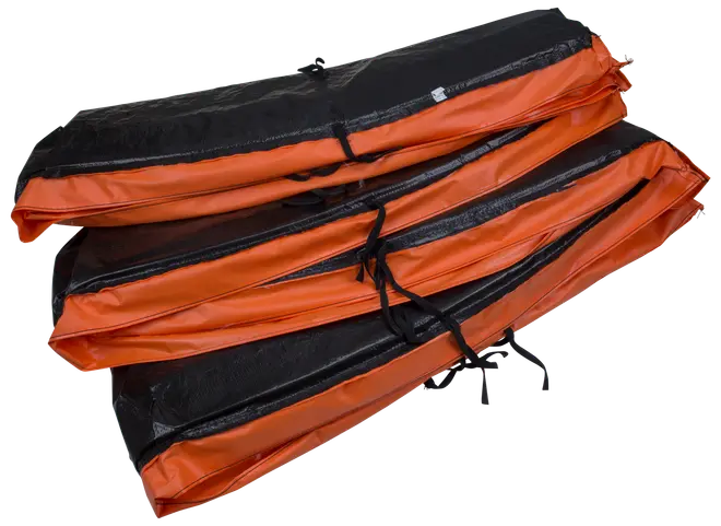 Set med tre orange och svarta vadderade bärväskor med knytband, avsedda för transport och skydd av långa, smala föremål som tältstänger eller sportutrustning.