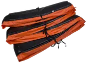 Set med tre orange och svarta vadderade bärväskor med knytband, avsedda för transport och skydd av långa, smala föremål som tältstänger eller sportutrustning.