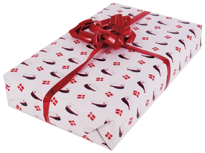Rektangulær gave indpakket i hvidt papir med røde dannebrogsflag og studenterhuer, pyntet med rød, skinnende bånd og sløjfe. Perfekt til studenterfest.