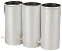 Sæt med tre cylindriske sølvfarvede fyrværkerirør med sorte indvendige sider og en lunte på hver. Designet til opsendelse af luftfyrværkeri. Robust og sikker konstruktion.