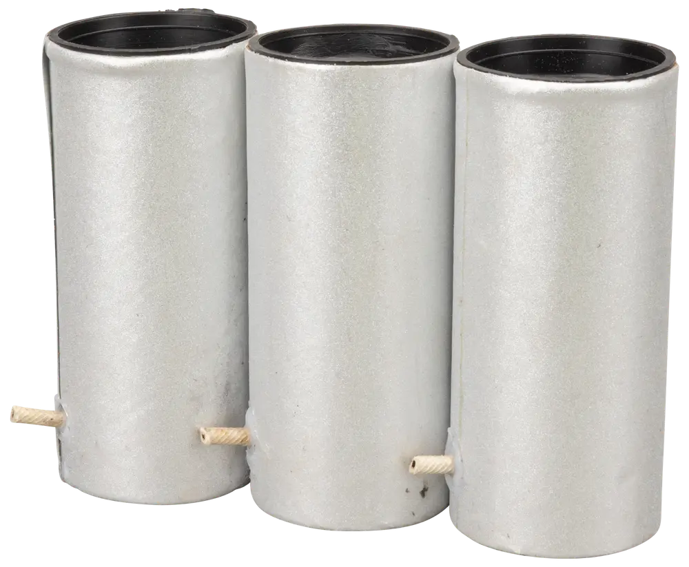 Sæt med tre cylindriske sølvfarvede fyrværkerirør med sorte indvendige sider og en lunte på hver. Designet til opsendelse af luftfyrværkeri. Robust og sikker konstruktion.